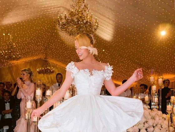 صور جديدة مبهرة من زفاف باريس هيلتون الأسطوريّ: بطاطا مطليّة بالذهب  والعريس يبكي! صورة رقم 16