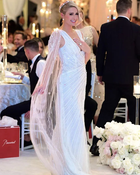 صور جديدة مبهرة من زفاف باريس هيلتون الأسطوريّ: بطاطا مطليّة بالذهب  والعريس يبكي! صورة رقم 20