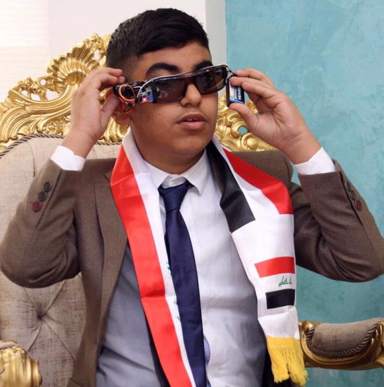 طفل عراقي موهوب يخترع نظارة ذكية تعمل على تنبيه سائقي المركبات صورة رقم 1