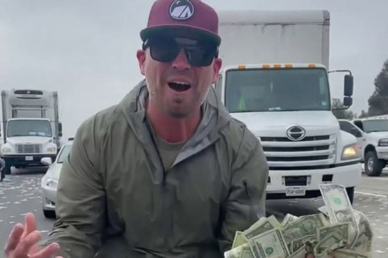  صورة رقم 1 - أوراق النقود على الطريق السريع في كاليفورنيا