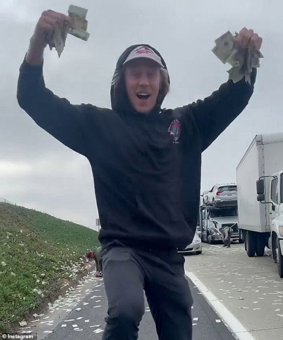  صورة رقم 2 - أوراق النقود على الطريق السريع في كاليفورنيا