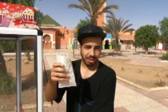 قصة الوفاء.. فيديو لمغربي ينقذ صديقه بـ
