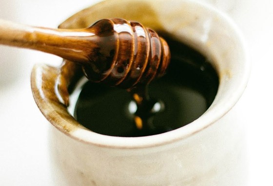 تعرفوا على فوائد مذهلة لم تعرفوها من قبل عن تناول العسل الأسود باعتدال صورة رقم 7