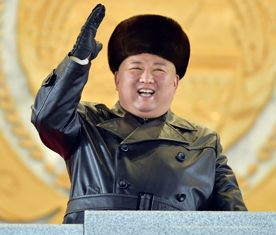 لا لتقليد ملابس الزعيم.. كوريا الشمالية تمنع معاطف الجلد! صورة رقم 2