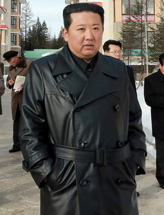 لا لتقليد ملابس الزعيم.. كوريا الشمالية تمنع معاطف الجلد! صورة رقم 4