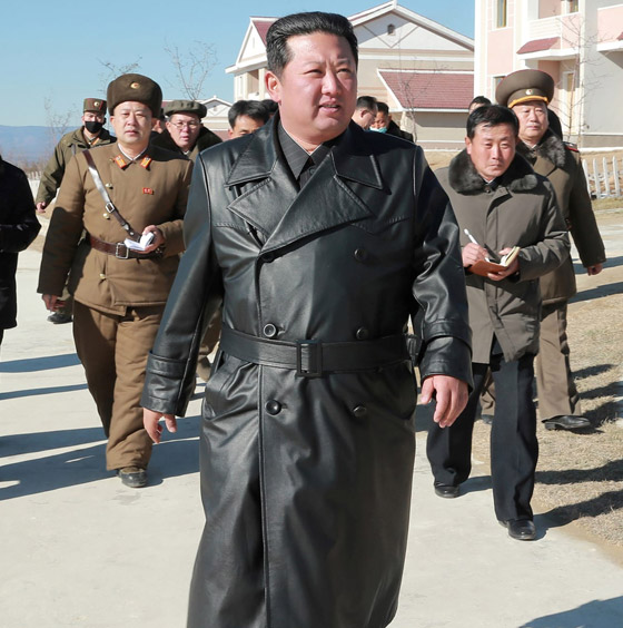 لا لتقليد ملابس الزعيم.. كوريا الشمالية تمنع معاطف الجلد! صورة رقم 6