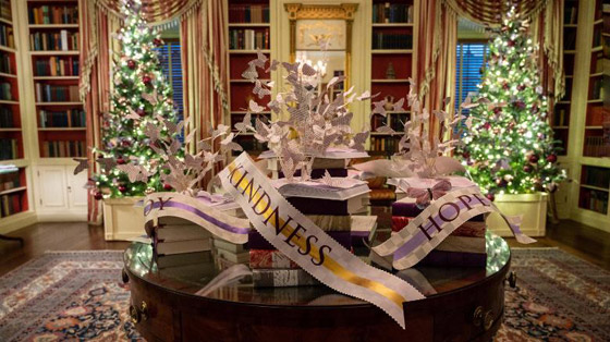 السيدة الأمريكية الأولى جيل بايدن تنشر صور زينة الميلاد في البيت الأبيض صورة رقم 5