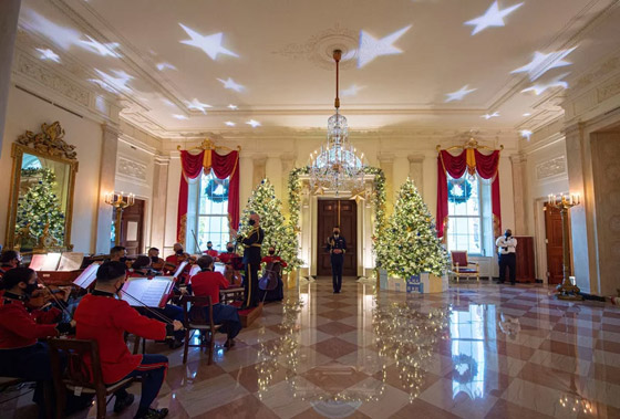 السيدة الأمريكية الأولى جيل بايدن تنشر صور زينة الميلاد في البيت الأبيض صورة رقم 12