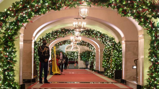 السيدة الأمريكية الأولى جيل بايدن تنشر صور زينة الميلاد في البيت الأبيض صورة رقم 15