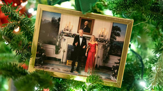 السيدة الأمريكية الأولى جيل بايدن تنشر صور زينة الميلاد في البيت الأبيض صورة رقم 19