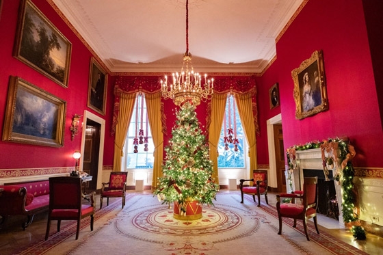 السيدة الأمريكية الأولى جيل بايدن تنشر صور زينة الميلاد في البيت الأبيض صورة رقم 24