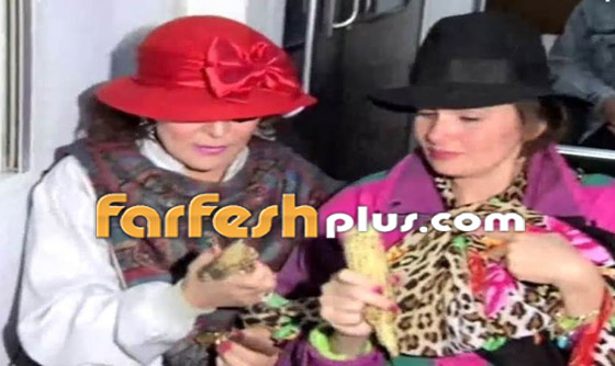  صورة رقم 1 - فيديو نادر: سهير البابلي ويسرا متنكرتان بقبعات ونظارات شمسية وتأكلان الذرة بالمترو