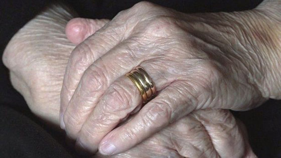 سيدة بريطانية تستعيد خاتم زواجها بعدما ضاع قبل 50 عاما.. صور صورة رقم 5