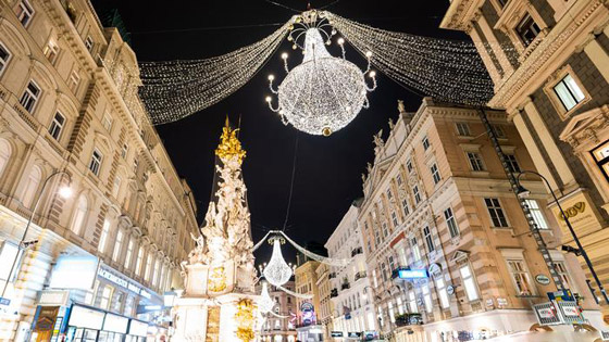من بودابست إلى برلين.. مدن أوروبية تتزين بأشجار وأضواء عيد الميلاد صورة رقم 1