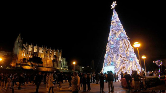 من بودابست إلى برلين.. مدن أوروبية تتزين بأشجار وأضواء عيد الميلاد صورة رقم 4