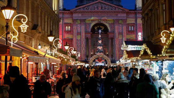 من بودابست إلى برلين.. مدن أوروبية تتزين بأشجار وأضواء عيد الميلاد صورة رقم 7