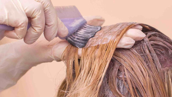 لتحافظي على اللون مدة أطول، ما المدة التي يجب أن تنتظريها لغسل شعرك بعد صبغه؟ صورة رقم 4