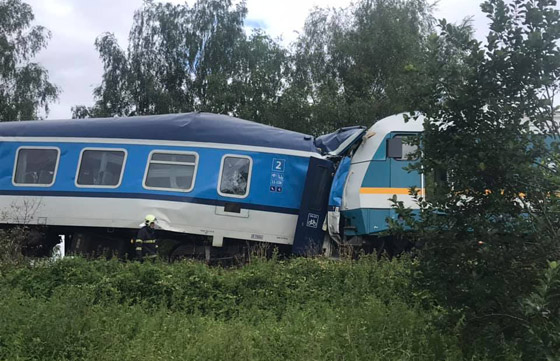 فيديو: قتلى وعشرات المصابين بحادث تصادم بين قطارين في تشيكيا صورة رقم 1
