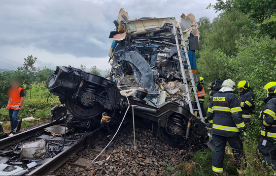 فيديو: قتلى وعشرات المصابين بحادث تصادم بين قطارين في تشيكيا صورة رقم 4