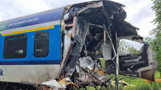 فيديو: قتلى وعشرات المصابين بحادث تصادم بين قطارين في تشيكيا صورة رقم 5