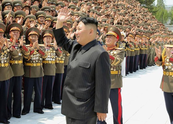 كدمة داكنة وضمادة.. رأس زعيم كوريا الشمالية كيم يثير الحيرة والمخاوف! صورة رقم 8