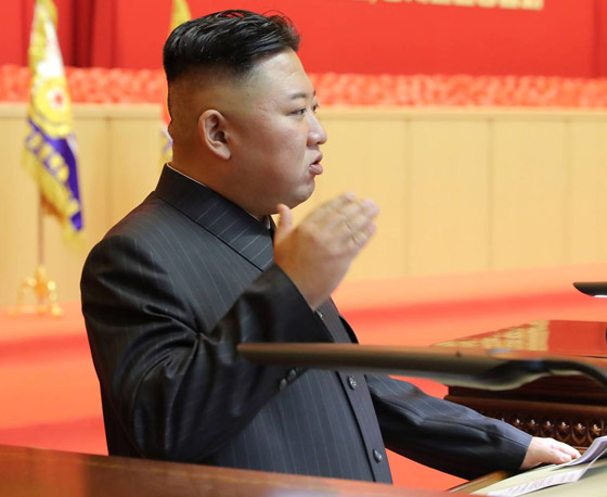 كدمة داكنة وضمادة.. رأس زعيم كوريا الشمالية كيم يثير الحيرة والمخاوف! صورة رقم 6