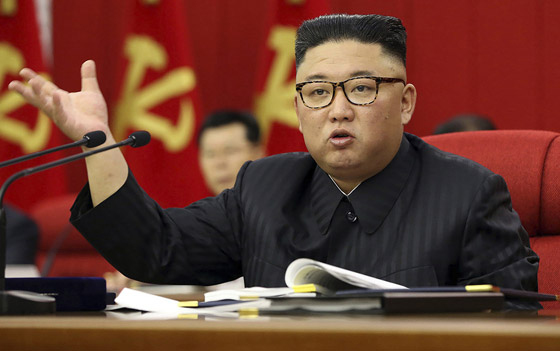 كدمة داكنة وضمادة.. رأس زعيم كوريا الشمالية كيم يثير الحيرة والمخاوف! صورة رقم 11