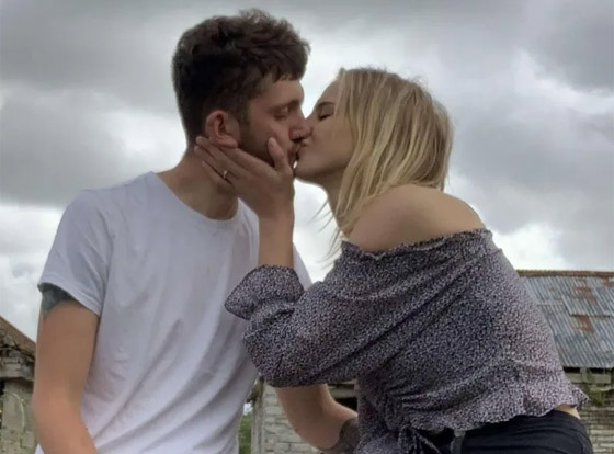 بالفيديو والصور: شاب بريطاني يعرض الزواج على حبيبته مستعينا بالبقر صورة رقم 9