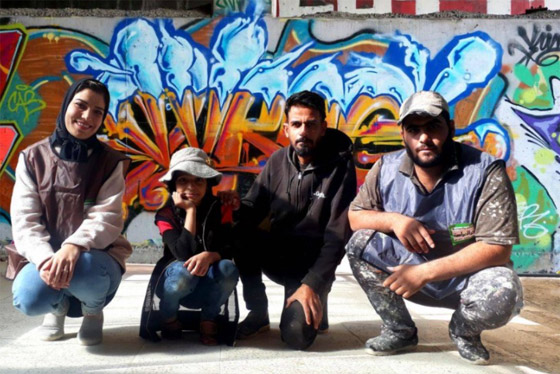صور: شباب عراقيون يرسمون على حوائط شوارع بغداد لاعادة  البهجة والبسمة للعاصمة واهلها صورة رقم 4