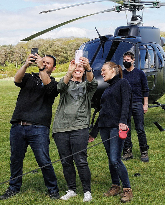 صور: توم كروز يفاجئ عائلة بريطانية ويهبط بطائرته في حديقة بيتهم.. لم يصدقوا حين خرج من المروحية! صورة رقم 3