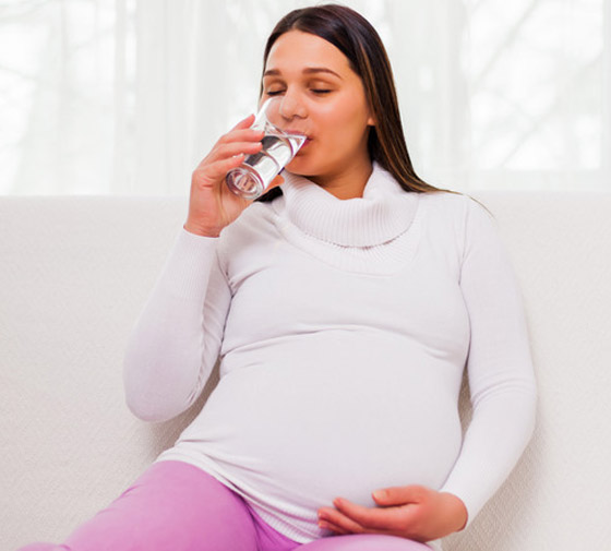 8 مشروبات لتناولها وأخرى لتجنبها أثناء الحمل للحفاظ على صحتك وصحة جنينك صورة رقم 1