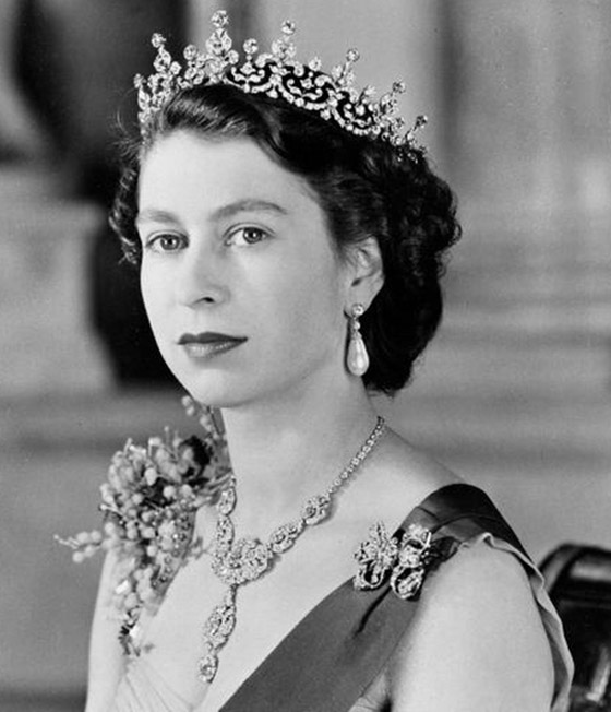 أغلى قلادة تملكها الملكة البرطانية إليزابيث.. كم ثمنها وكيف حصلت عليها؟ صورة رقم 8