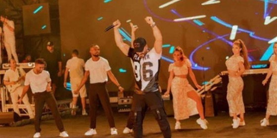 فيديو تامر حسني يفاجئ جمهوره ويؤدي رقصة الهيب هوب على المسرح صورة رقم 3