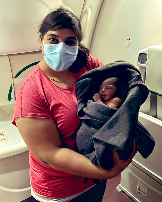 وُصفت بالمعجزة: طبيبة تساعد سيدة على الولادة بطائرة فوق الأجواء المصرية صورة رقم 1