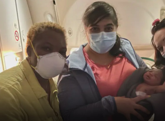 وُصفت بالمعجزة: طبيبة تساعد سيدة على الولادة بطائرة فوق الأجواء المصرية صورة رقم 9