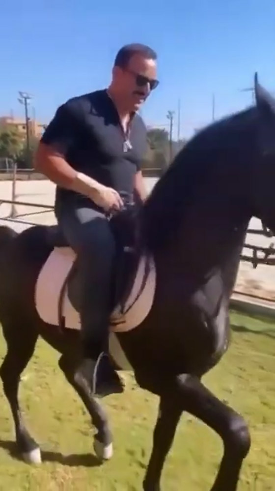 فيديو طريف: احمد السقا يرقص مع حصانه بشكل مذهل على انغام “الغزالة رايقة” صورة رقم 2