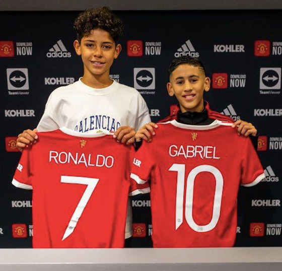 ابن كريسيتانو رونالدو يوقع عقدا مع مانشستر يونايتد ويختار قميص والده ورقمه صورة رقم 3