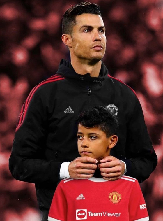 ابن كريسيتانو رونالدو يوقع عقدا مع مانشستر يونايتد ويختار قميص والده ورقمه صورة رقم 9