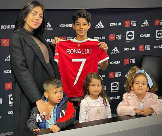 ابن كريسيتانو رونالدو يوقع عقدا مع مانشستر يونايتد ويختار قميص والده ورقمه صورة رقم 2