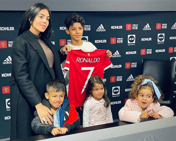 ابن كريسيتانو رونالدو يوقع عقدا مع مانشستر يونايتد ويختار قميص والده ورقمه صورة رقم 6