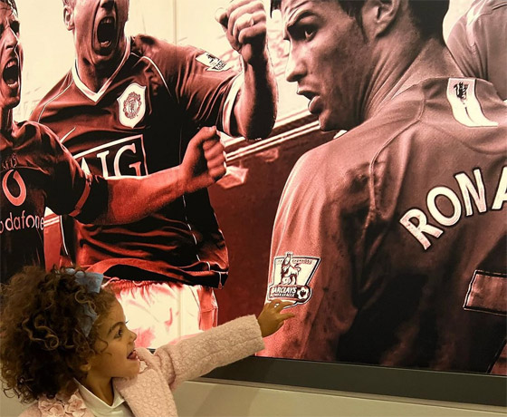 ابن كريسيتانو رونالدو يوقع عقدا مع مانشستر يونايتد ويختار قميص والده ورقمه صورة رقم 8