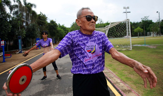 رياضي تايلاندي (102 عاما) يحطم رقما قياسيا بالركض.. هذا سر نشاطه! صورة رقم 3
