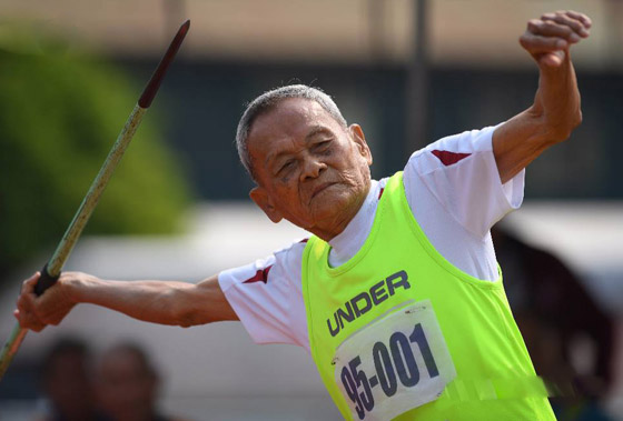 رياضي تايلاندي (102 عاما) يحطم رقما قياسيا بالركض.. هذا سر نشاطه! صورة رقم 5