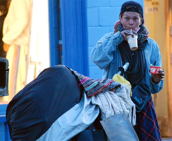  صورة رقم 8 - صور: عارضة أزياء شهيرة متشردة في الشوارع بسبب المخدرات وتأكل الطعام من القمامة!