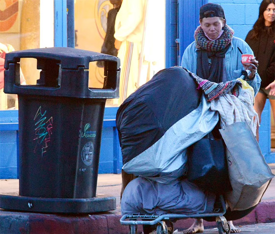  صورة رقم 11 - صور: عارضة أزياء شهيرة متشردة في الشوارع بسبب المخدرات وتأكل الطعام من القمامة!