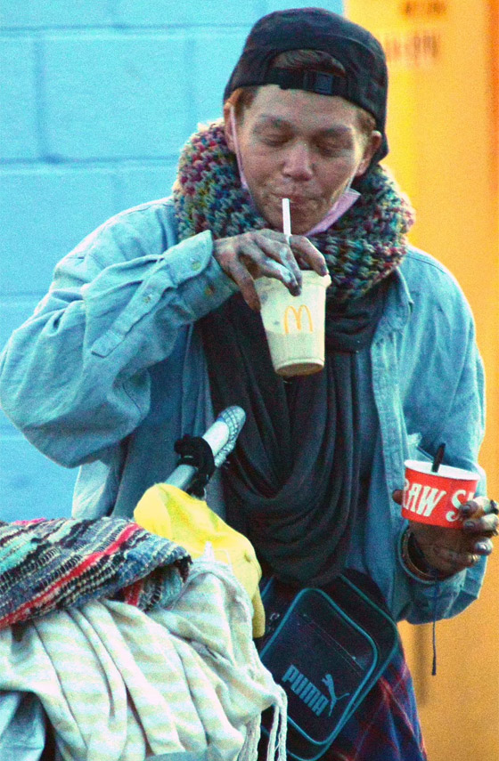  صورة رقم 12 - صور: عارضة أزياء شهيرة متشردة في الشوارع بسبب المخدرات وتأكل الطعام من القمامة!