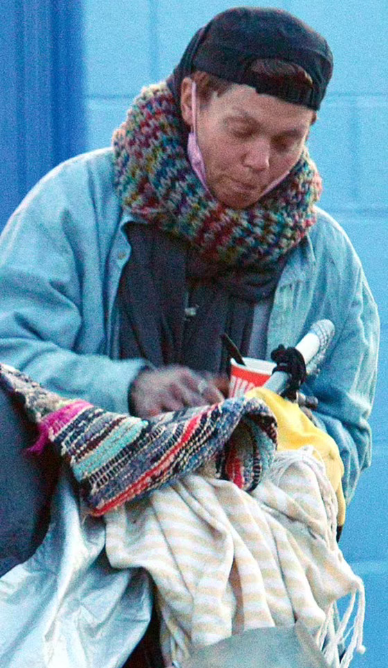  صورة رقم 13 - صور: عارضة أزياء شهيرة متشردة في الشوارع بسبب المخدرات وتأكل الطعام من القمامة!