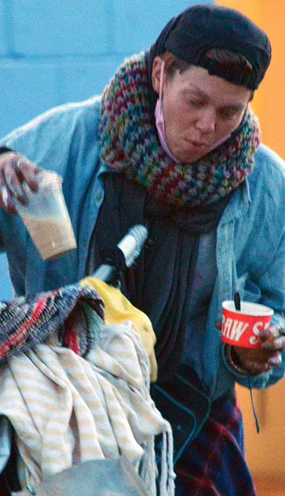  صورة رقم 14 - صور: عارضة أزياء شهيرة متشردة في الشوارع بسبب المخدرات وتأكل الطعام من القمامة!