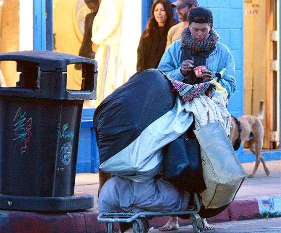  صورة رقم 15 - صور: عارضة أزياء شهيرة متشردة في الشوارع بسبب المخدرات وتأكل الطعام من القمامة!