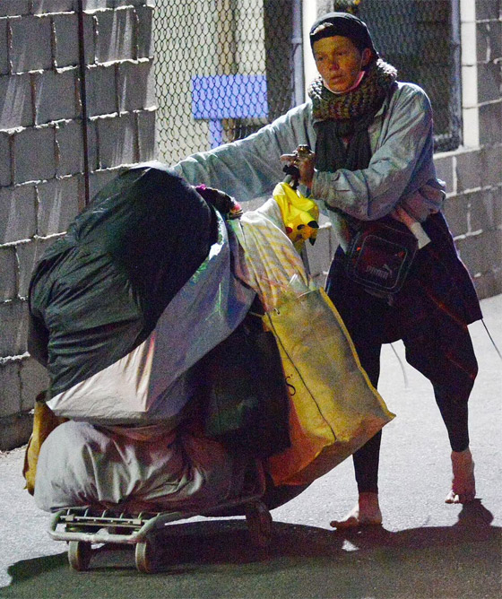  صورة رقم 16 - صور: عارضة أزياء شهيرة متشردة في الشوارع بسبب المخدرات وتأكل الطعام من القمامة!